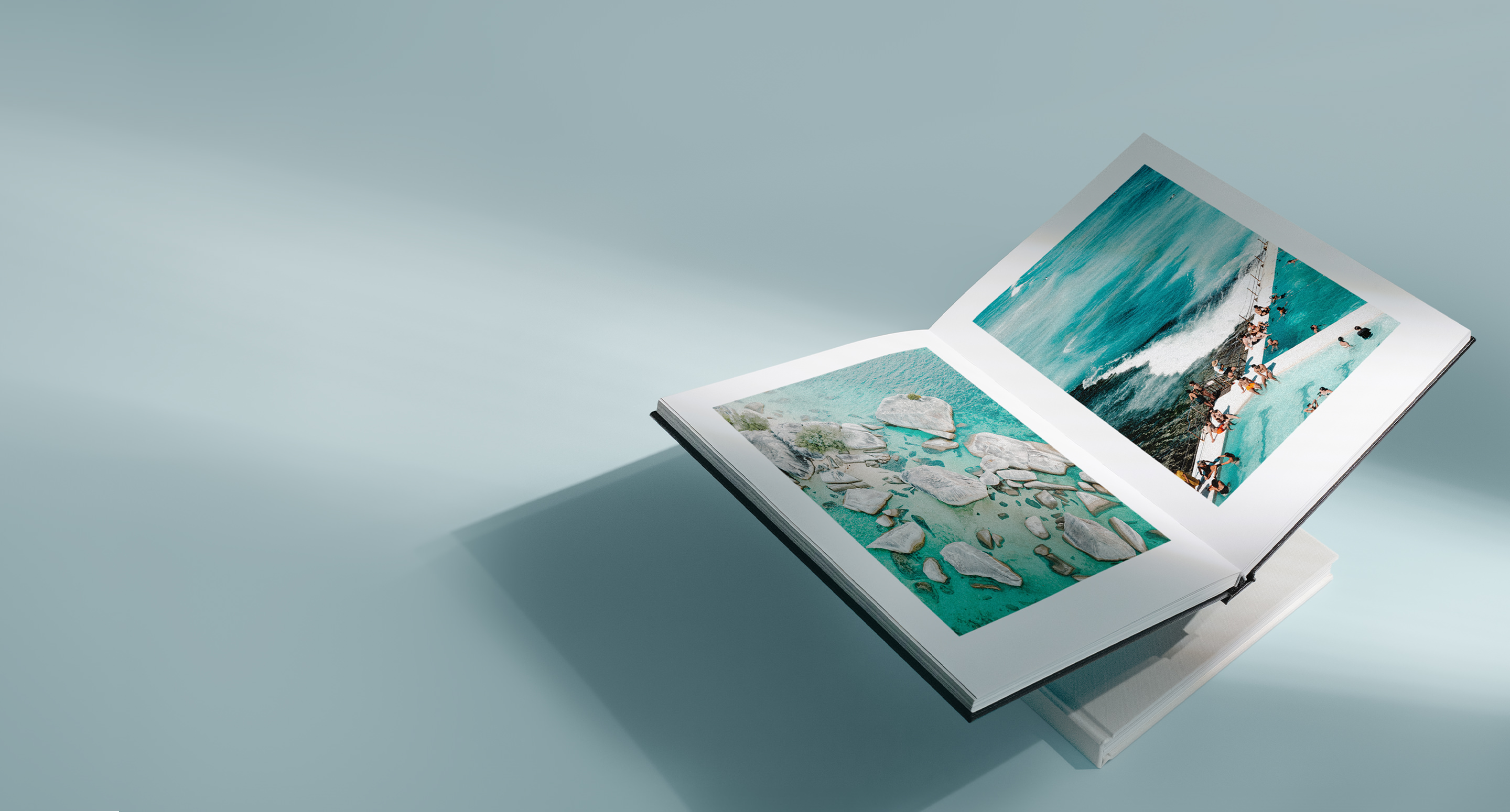 Offenes Premium-Fotobuch auf grauem Tisch.